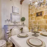 Charming Close To Seafront Apartment