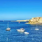 Charming Close To Seafront *