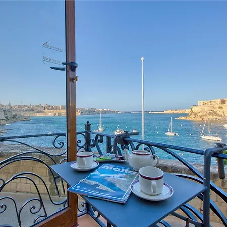 Charming Close To Seafront Apartment *